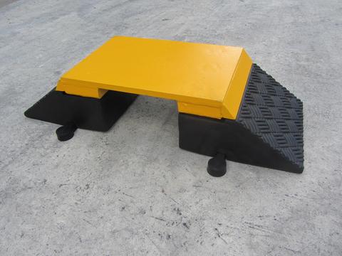R350 Steel Topped Hose and Cable Ramp (820 x 290 x 165mm)