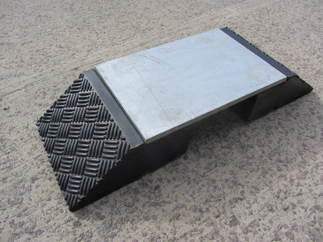 R233 - Steel Topped Hose and Cable Ramp (810 x 290 x 120 mm)