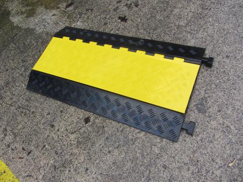 R223 Multiple Hose/Cable Ramp (960 x 590 x 80 mm) — Rubber.co.uk