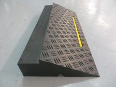 R329 Rubber wedge (880 x 375 x 125mm)